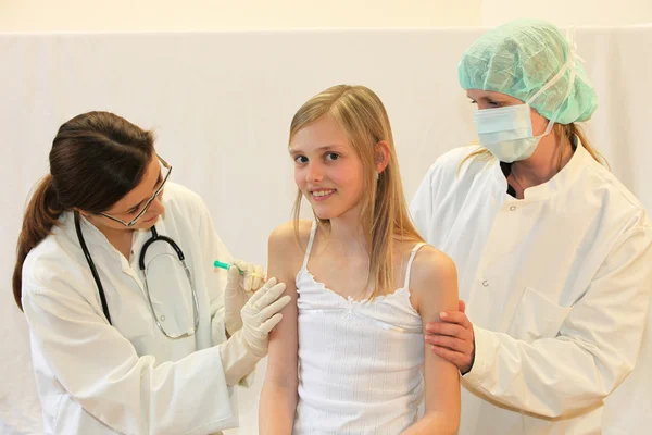 Criança a vacinação ou injeção por um médico . — Fotografia de Stock