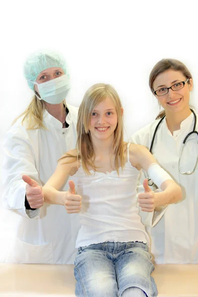 Doutor, enfermeira e meninas manter os polegares para cima — Fotografia de Stock