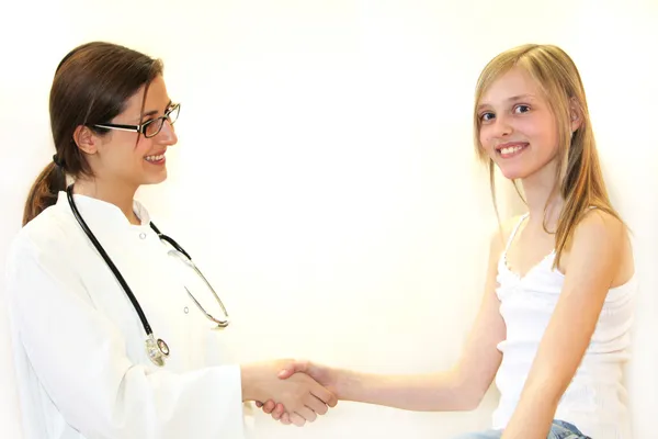 Девушка с доктором пожимает руки — стоковое фото