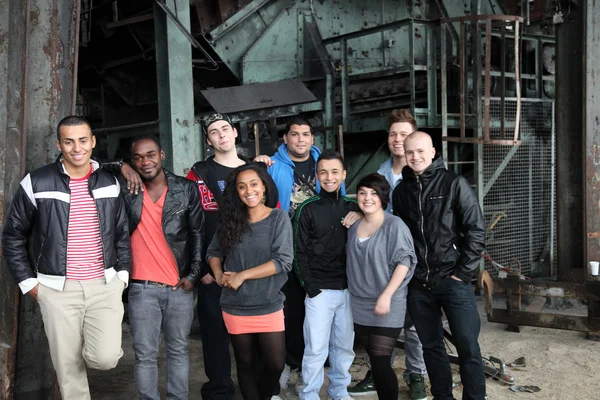 Gruppe von neun Jugendlichen mit unterschiedlichem Hintergrund — Stockfoto