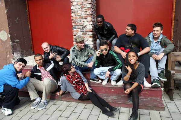 Zehn Jugendliche sitzen zusammen und haben Spaß. — Stockfoto