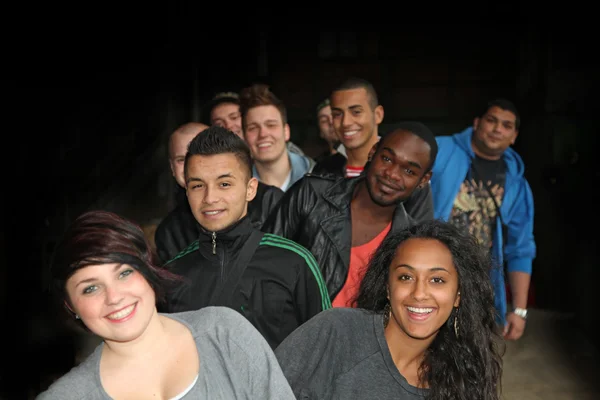 Grupo alegre de jóvenes estudiantes de diferentes nacionalidades — Foto de Stock