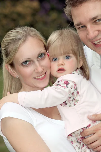 Mladá rodina s dítětem portrét — Stock fotografie