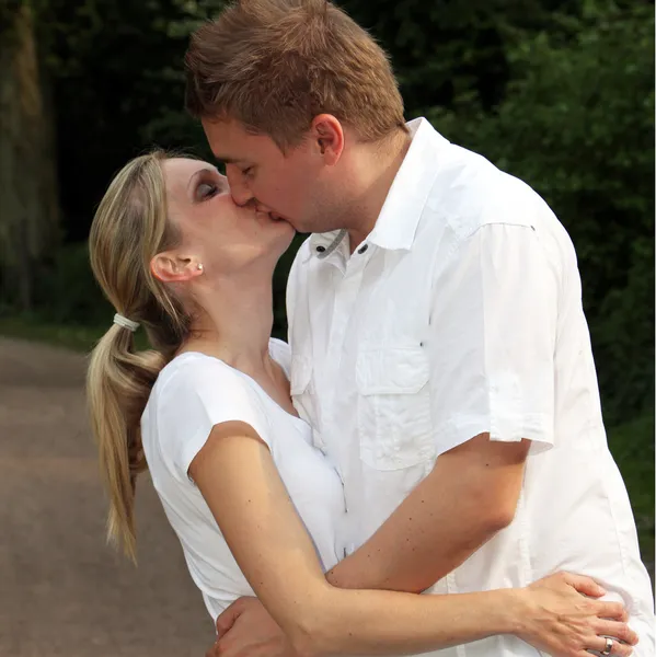 年轻情侣接吻-平方米 — 图库照片