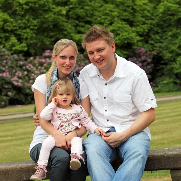 Een jong gezin met een kind in het park — Stockfoto