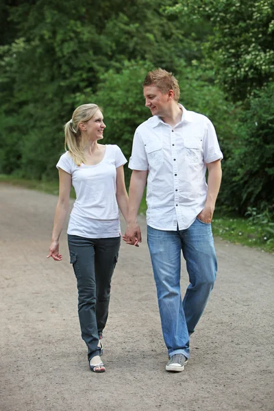 Jeune couple en promenade — Photo