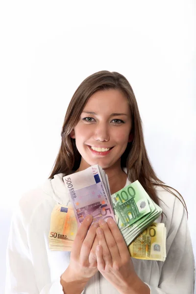 Улыбающаяся женщина с кучей денег — стоковое фото