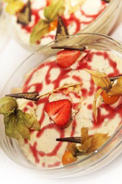 puding veya krema ile strawberrie