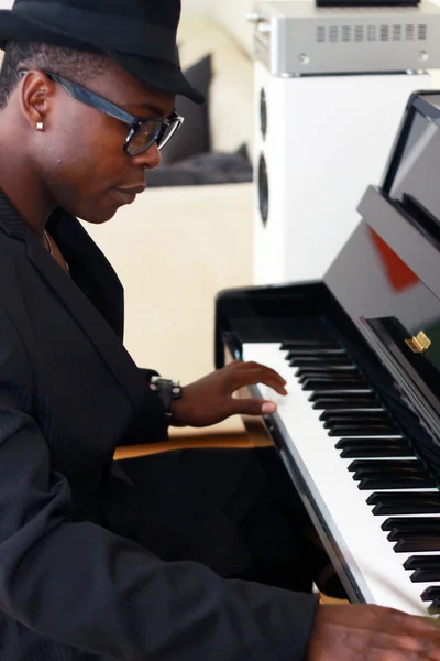 Чорний музикант грає на піаніно — стокове фото