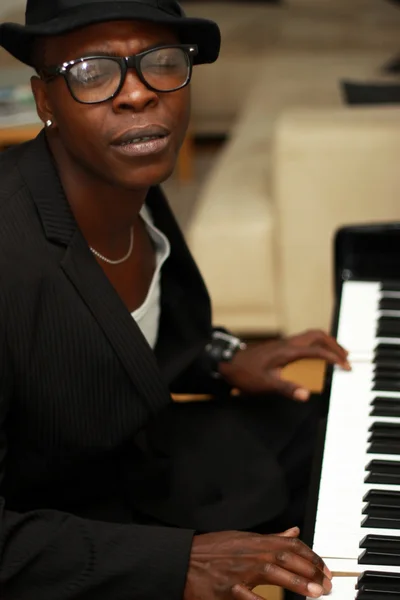 Чорний музикант грає на піаніно і співає — стокове фото