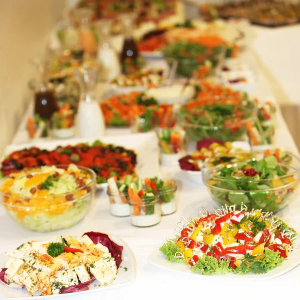 Шведский стол из различных блюд — стоковое фото