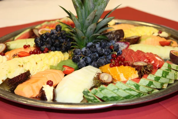 Teller mit verschiedenen Früchten, geschnittenes Obst — Stockfoto