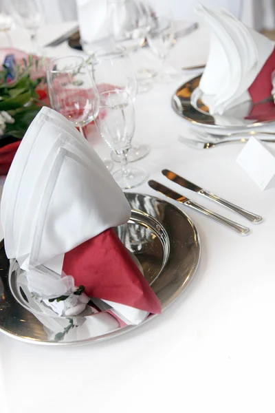 Décoration de table formelle et élégante en rouge — Photo