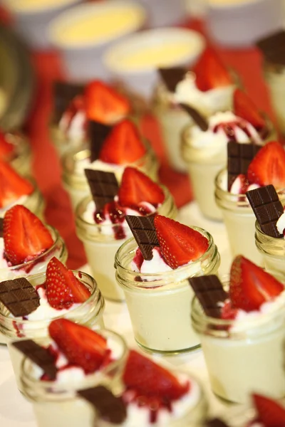 Сладкий десерт с клубникой и шоколадом — стоковое фото