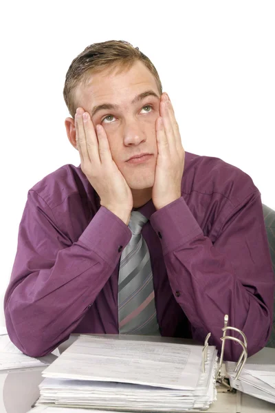 Vyčerpaný muž v úřadu s dokumenty — Stock fotografie