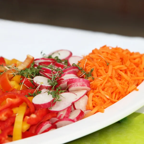 Čerstvý salát s paprikou a okurky - náměstí — Stock fotografie