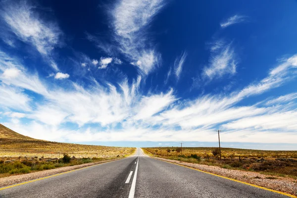 Eindeloze, eenzame weg of snelweg — Stockfoto