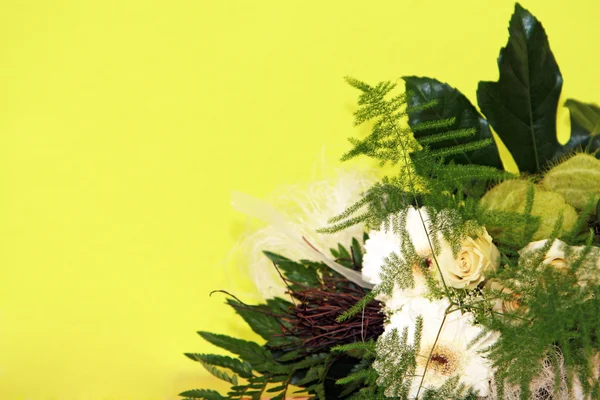 Sarı arka plan önünde Çiçek demetleri — Stok fotoğraf