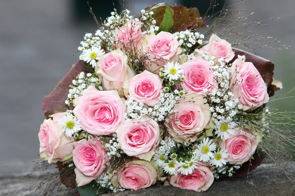 玫瑰色的粉玫瑰花束 — 图库照片