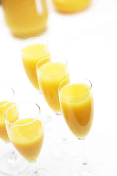 Många glas färskpressad apelsinjuice — Stockfoto