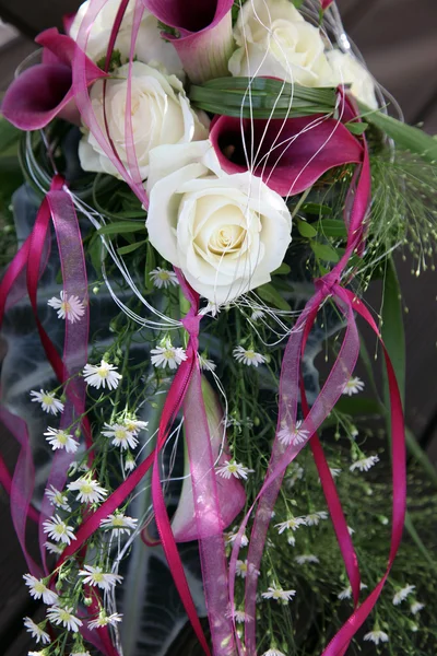 白玫瑰和紫色卡拉丝装饰的美丽磨 — 图库照片