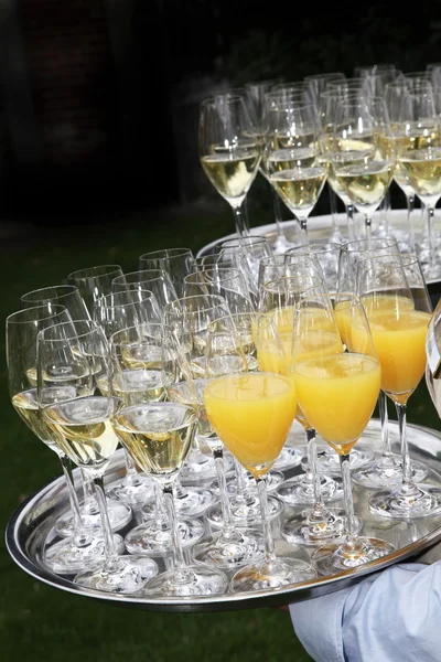 Pincérek szolgálnak fel pezsgővel Stock Kép