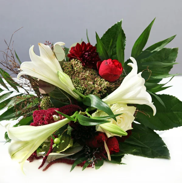 Bouquet de fleurs oniriques avec roses et lis — Photo