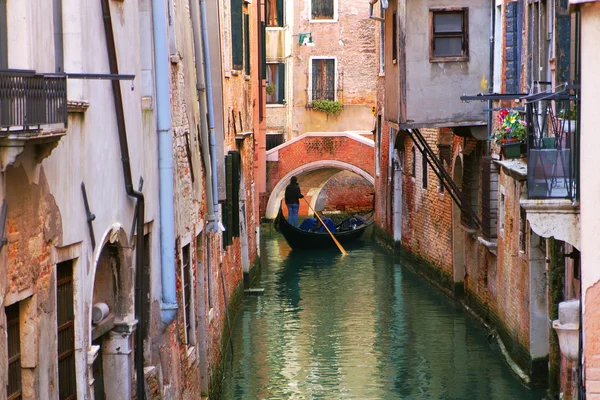 Gondoli na niewielki kanał w Wenecji, Włochy. — Zdjęcie stockowe