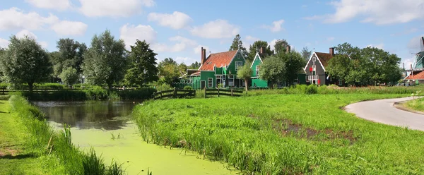 Panoramisch zicht op Nederlands dorp. — Stockfoto