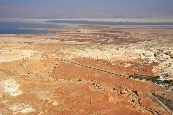 Вид с воздуха на пустыню и Мертвое море . — стоковое фото