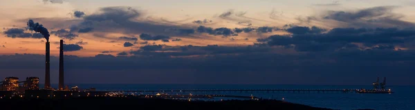 Vista panorâmica do mar Mediterrâneo e da fábrica . — Fotografia de Stock