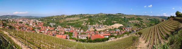 Panoramatický výhled na kopce a Albu, severní Itálie. — Stock fotografie