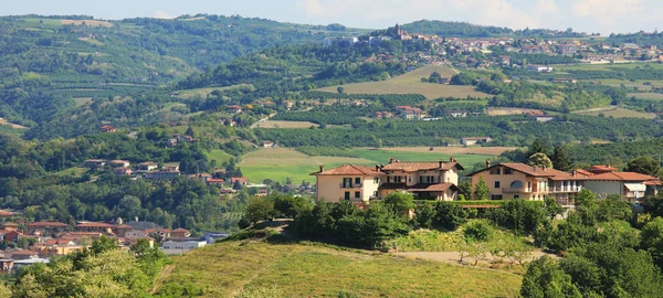 Domy v kopcích Piemont, severní Itálie. — Stock fotografie