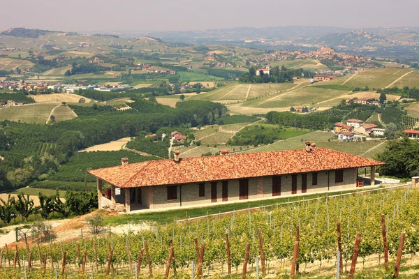 Bauernhaus über den Hügeln des Piemont. — Stockfoto
