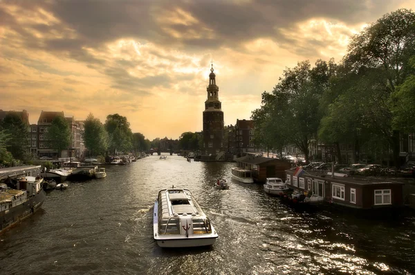 エプロンの主婦Αμστερνταμ τοπίο στο βράδυ. — Φωτογραφία Αρχείου
