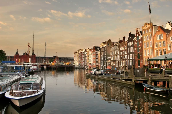 Amsterdam cityscape akşam. — Stok fotoğraf