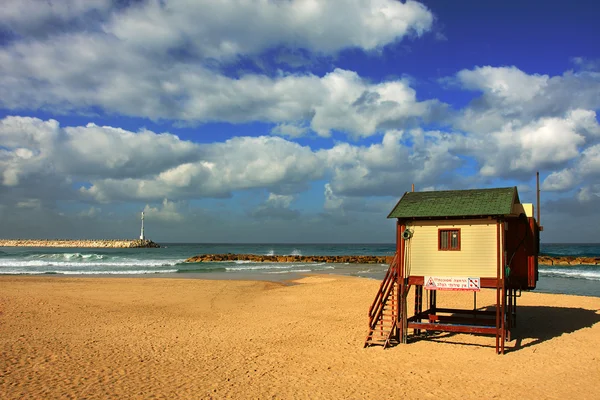 Playa del mar Mediterráneo bajo el cielo nublado . — Foto de Stock