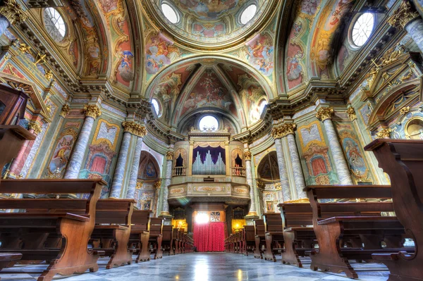 Wnętrze kościoła Sant ambrogio. — Zdjęcie stockowe