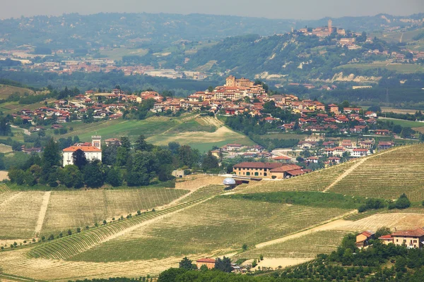 Kopce langhe v Piemontu, severní Itálie. — Stock fotografie