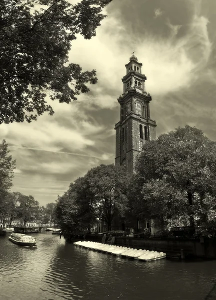 Amstel floden och westerkerk kyrka i amsterdam. — Stockfoto