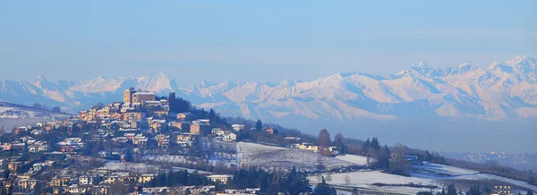 Kleine stad op de heuvel in Piemonte. — Stockfoto
