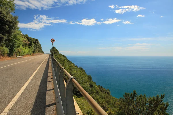 Carretera en las montañas a lo largo del mar Mediterráneo . — Foto de Stock