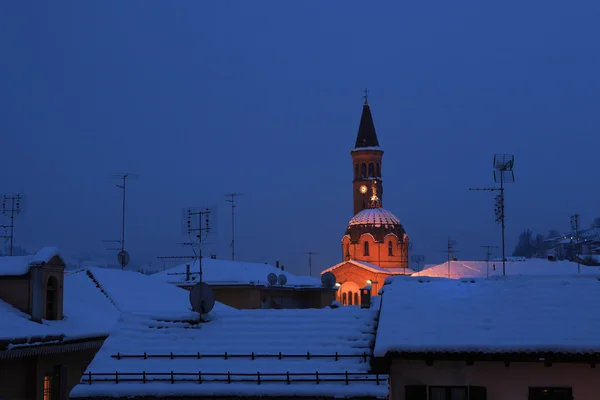 Besneeuwde daken en kerk in alba, Italië. — Stockfoto