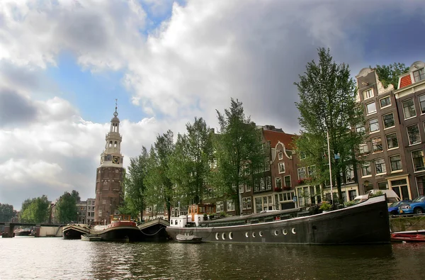Hajók és a régi történelmi házak mentén város csatorna Amszterdamban. — Stock Fotó