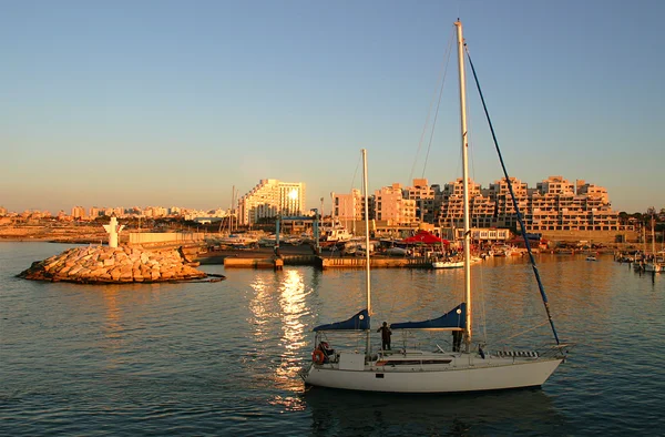 Jacht fährt bei Sonnenuntergang in Marina ein. — Stockfoto