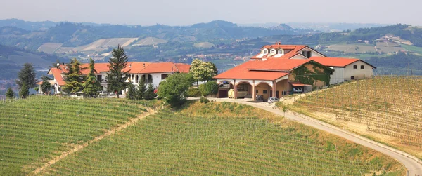 Vista panorámica de la casa de campo en la colina en Italia . —  Fotos de Stock