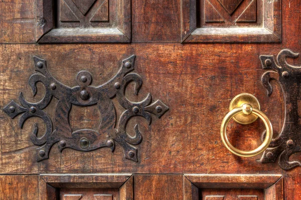 Porta de madeira vintage com maçaneta dourada . — Fotografia de Stock