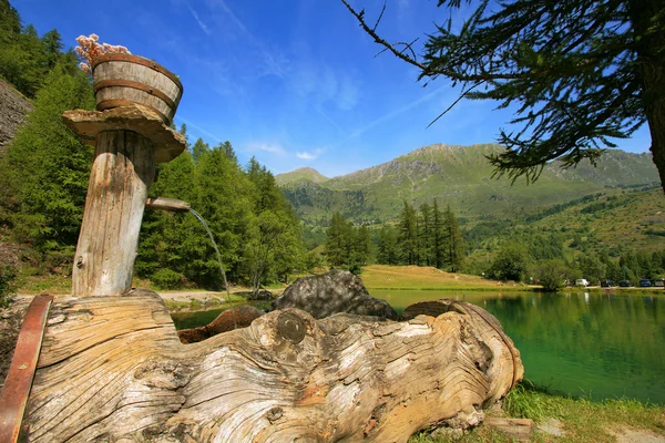 Małe jezioro w Alpach, Włochy. — Zdjęcie stockowe