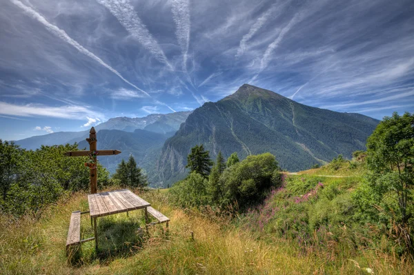 Wooden cross on alpine meadow. — Stock Photo, Image