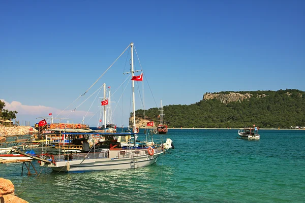 Залив с яхтами на Средиземном море в Турции . — стоковое фото